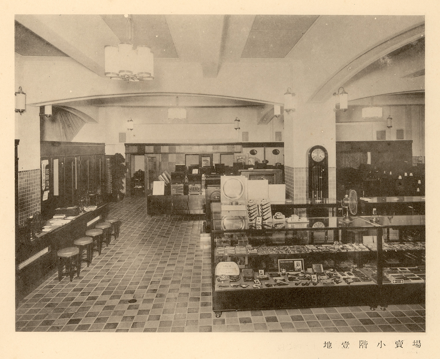 当時の地階では蓄音機やレコードなど憧れだった最先端の品々が。 本店前には長蛇の列ができたという。 