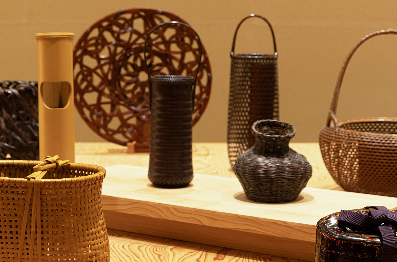 時空を超えたセレクトが集まり、名工として名高い職人の手による竹工芸の作品も揃う。 