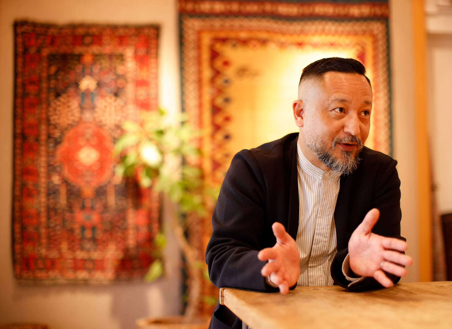 真珠織を語るソレマニエ·フィニィ＝アミール氏。撮影: Hiroyuki Matsuzaki (INTO THE LIGHT)