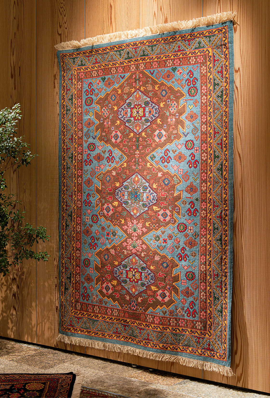 絨毯、真珠織で仕上げられた文様の一つひとつには、魔除けや吉兆など意味が。