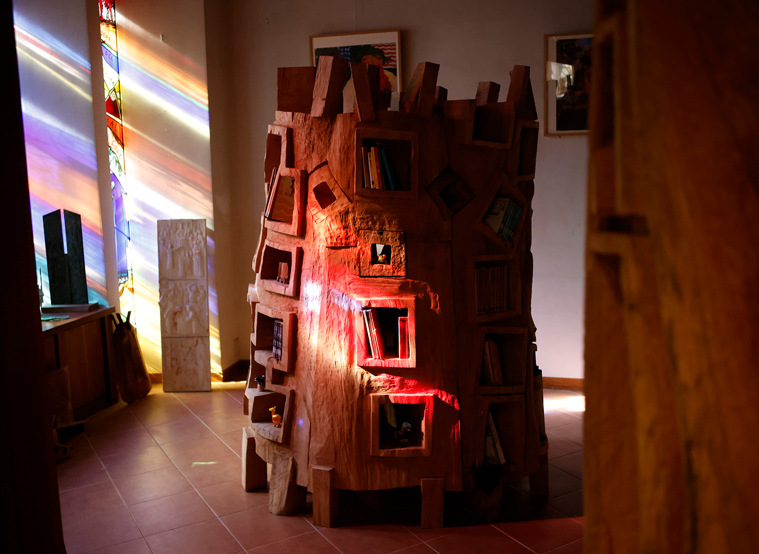 ステンドグラスが美しい大磯の工房の巨大本棚。撮影: Hiroyuki Matsuzaki (INTO THE LIGHT)